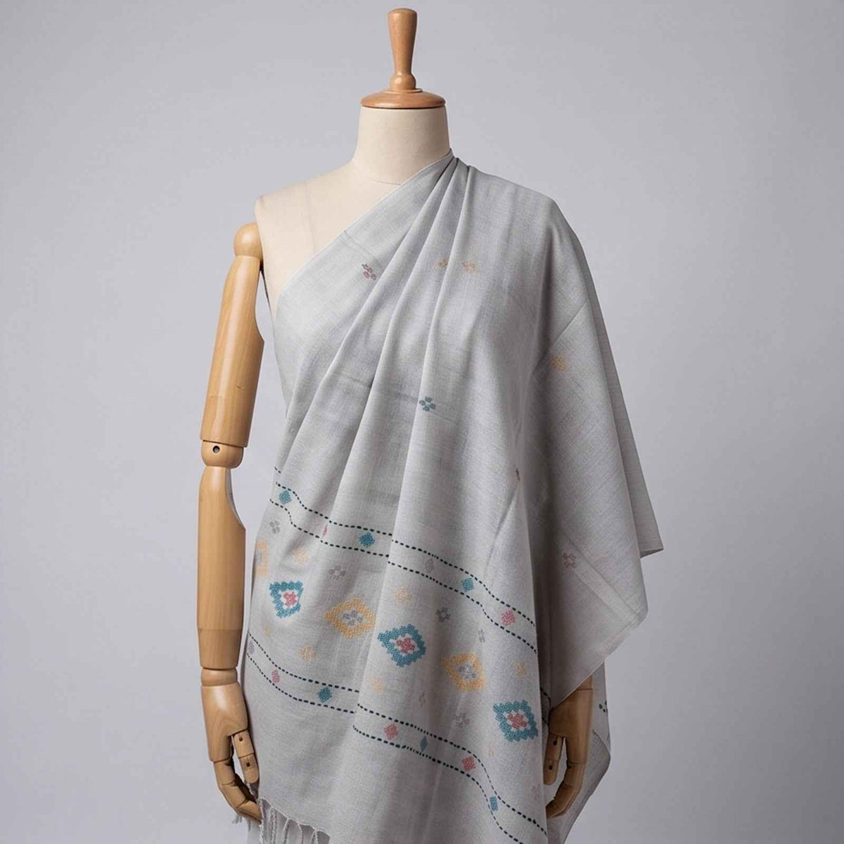 Range-Swat pure handmade embroidered wool shwal - light gray
